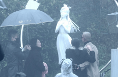 参加了雕像揭幕仪式