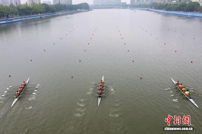 中外名校赛艇队齐聚成都 新津南河开桨迎国庆