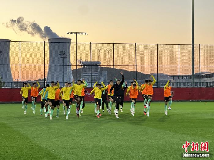 国足热身赛12不敌乌兹别克斯坦 备战世预赛面临