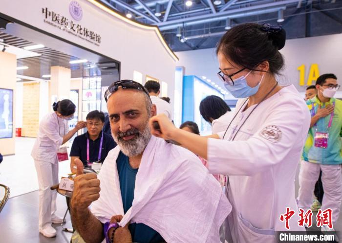 杭州亚运会中医药文化体验馆引外媒争相体验