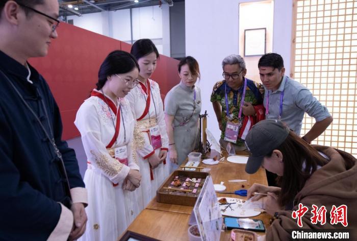 杭州亚运会中医药文化体验馆引外媒争相体验