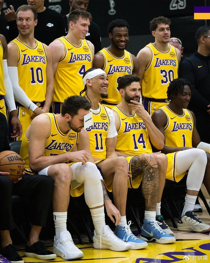 湖人全队合影曝光 詹姆斯与东契奇同框备战森林