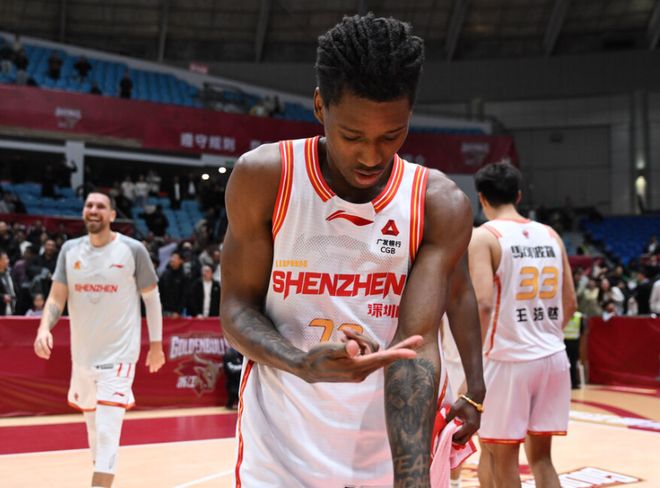 深圳男篮绝地反击逆转北控 史密斯压哨绝杀助队