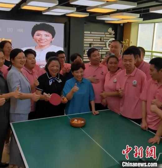 邓亚萍与心智障碍青年乒