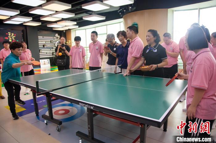 邓亚萍与心智障碍青年乒乓球对决 输球后感慨体